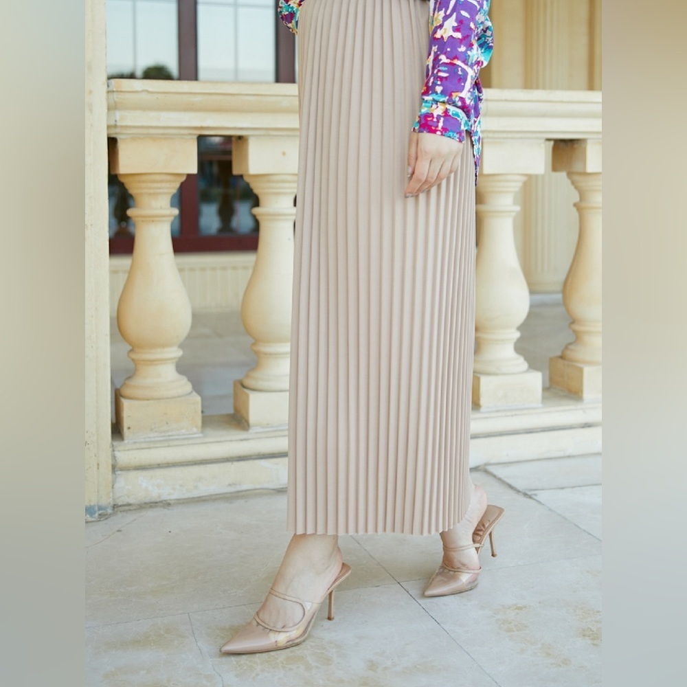 Bundle of 2 Unlined Scuba Pleated Skirts - Beige & Black, One Size Fits All - Picture 3 of 17